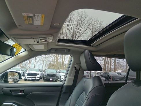 Used 2023 Toyota Highlander XLE image 26