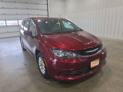 Used 2017 Chrysler Pacifica Touring FWD image 2