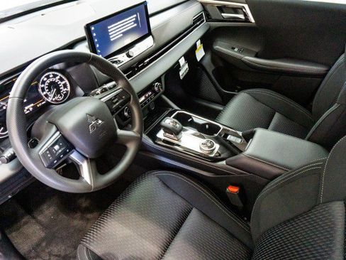 New 2025 Mitsubishi Outlander ES image 4