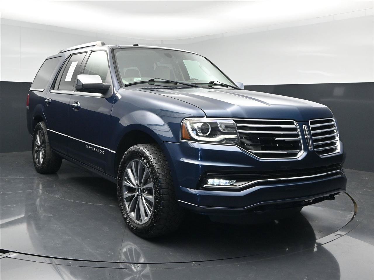 Used 2017 Lincoln Navigator Select AWD/4WD image 3