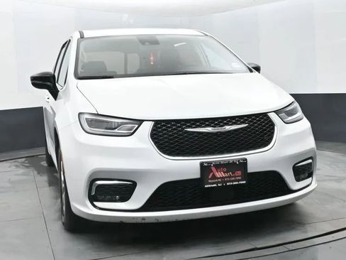 Used 2024 Chrysler Pacifica Touring-L image 3