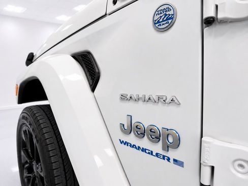 Used 2024 Jeep Wrangler Unlimited Sahara w/ Technology Group AWD/4WD image 15