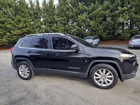 Used 2017 Jeep Cherokee Limited image 5