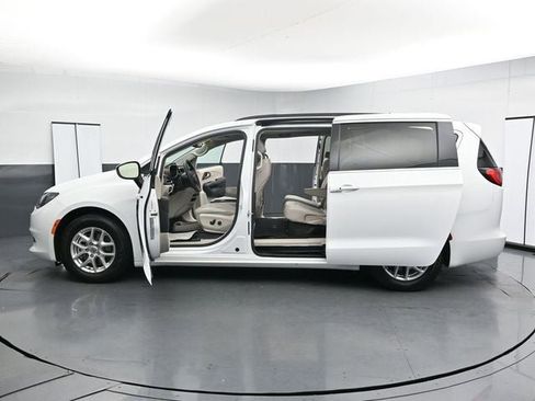 Used 2021 Chrysler Voyager Lxi FWD image 38