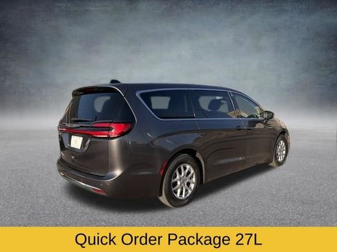 Used 2023 Chrysler Pacifica Touring-L image 5