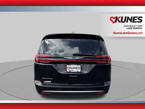 Used 2024 Chrysler Pacifica Touring-L FWD image 7
