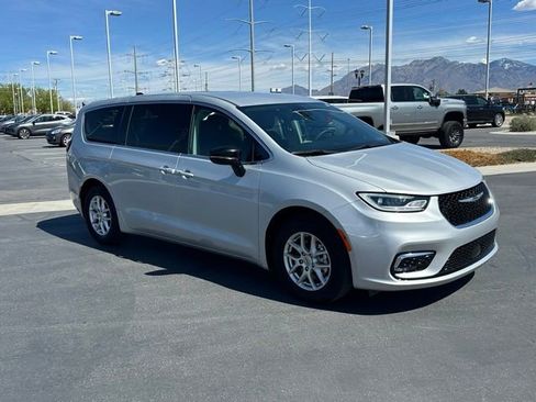 Used 2024 Chrysler Pacifica Touring-L FWD image 27