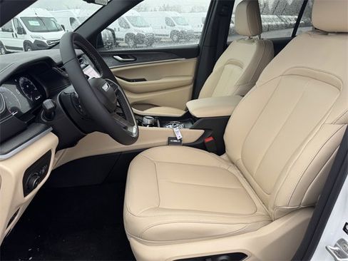 New 2025 Jeep Grand Cherokee Limited image 13