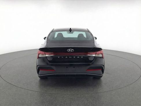 Used 2024 Hyundai Elantra SE image 7