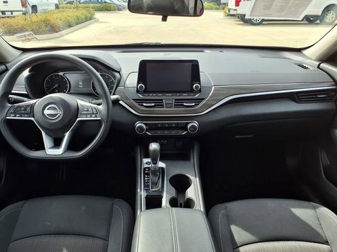 Used 2025 Nissan Altima 2.5 SV FWD image 19