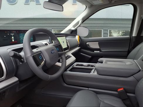 New 2026 Ford Expedition Active image 8