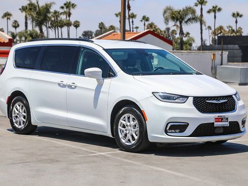 Used 2022 Chrysler Pacifica Touring-L FWD image 4