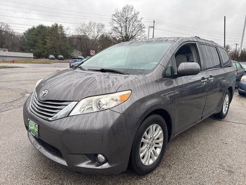 Used 2012 Toyota Sienna XLE image 24