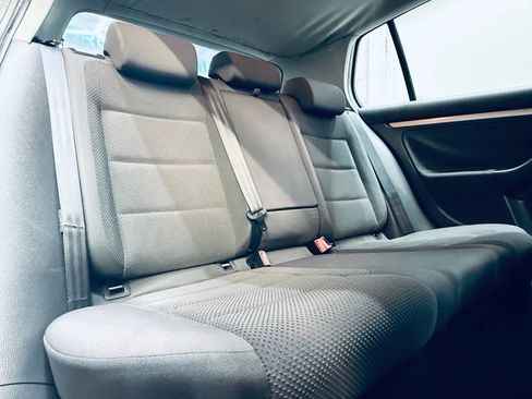 Used 2009 Volkswagen Rabbit S image 9