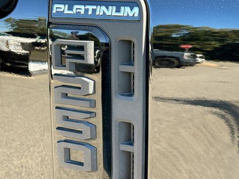 Used 2025 Ford F250 Platinum w/ FX4 Off-Road Package image 8