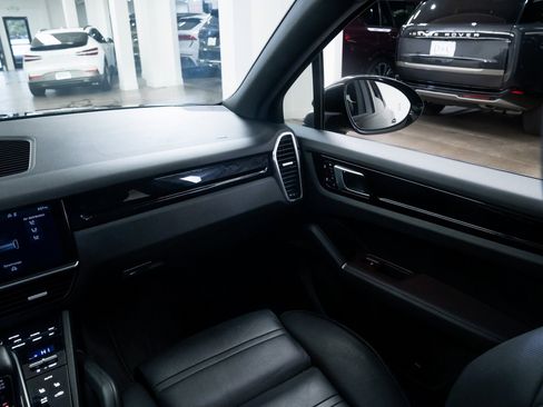 Used 2019 Porsche Cayenne Base image 11