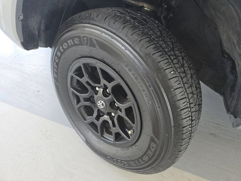 Used 2022 Toyota Tacoma SR5 w/ Technology Package image 10