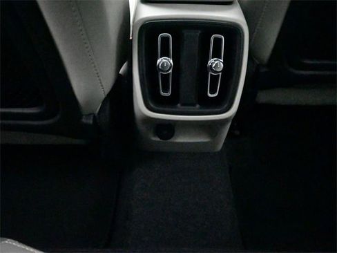 Used 2025 Volvo XC40 B5 Ultra image 21