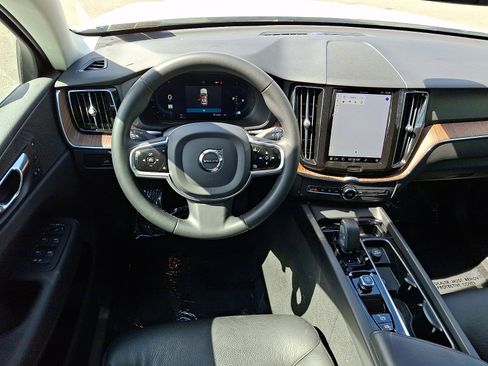 Used 2023 Volvo XC60 B5 Plus AWD/4WD image 11