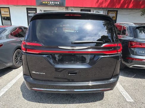 Used 2023 Chrysler Pacifica Touring-L FWD image 4