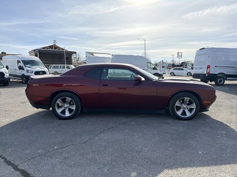 Used 2019 Dodge Challenger SXT image 4