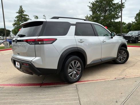 Used 2025 Nissan Pathfinder SV FWD image 5