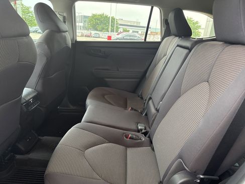 Used 2021 Toyota Highlander LE FWD image 21