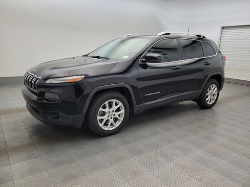 Used 2018 Jeep Cherokee Latitude Plus FWD image 2