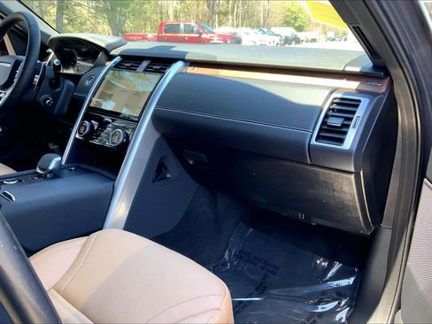 Used 2025 Land Rover Discovery Dynamic SE AWD/4WD image 17