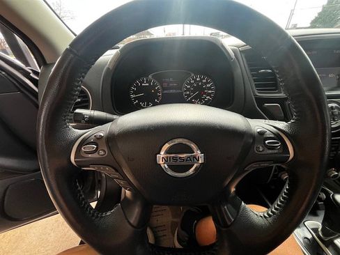 Used 2019 Nissan Pathfinder SV image 14