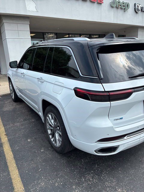 Used 2023 Jeep Grand Cherokee Summit AWD/4WD image 12