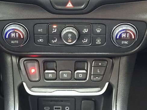 Used 2021 GMC Terrain SLE w/ Driver Convenience Package image 33