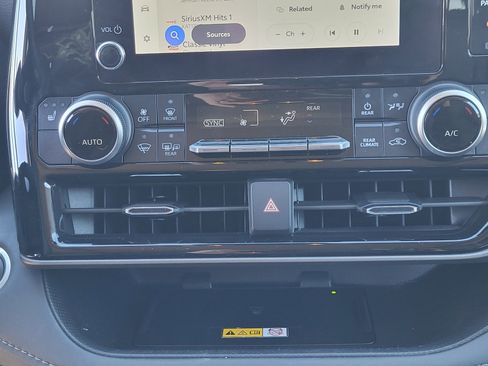 Used 2024 Toyota Highlander XLE image 32