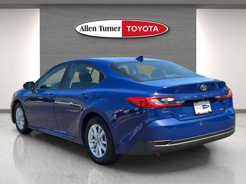 Used 2025 Toyota Camry LE FWD image 8