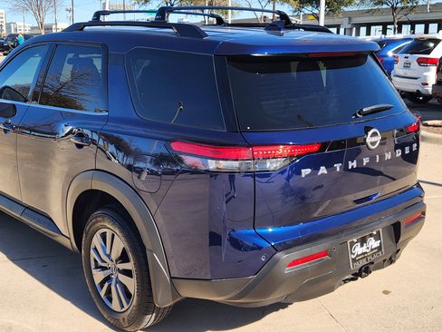 Used 2025 Nissan Pathfinder SV w/ SV Premium Package image 11
