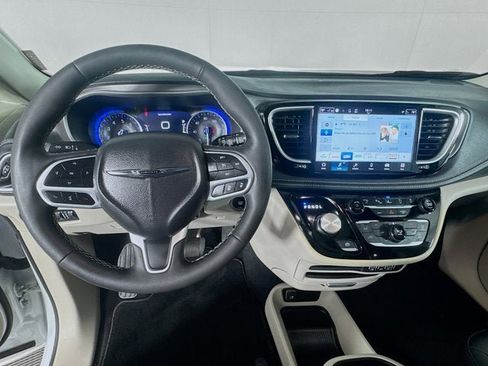 Used 2024 Chrysler Pacifica Touring-L FWD image 10
