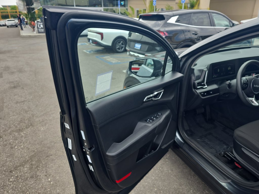 Used 2025 Kia Sportage LX FWD image 10
