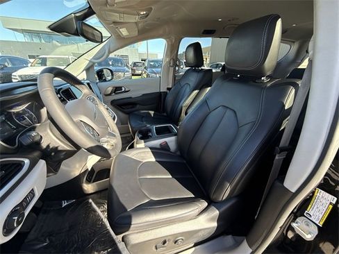 Used 2024 Chrysler Pacifica Touring-L image 11