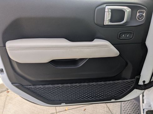 Used 2023 Jeep Wrangler Unlimited Sahara image 14