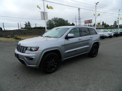 Used 2017 Jeep Grand Cherokee Altitude AWD/4WD image 4