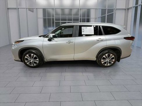 Certified 2025 Toyota Highlander XLE image 5