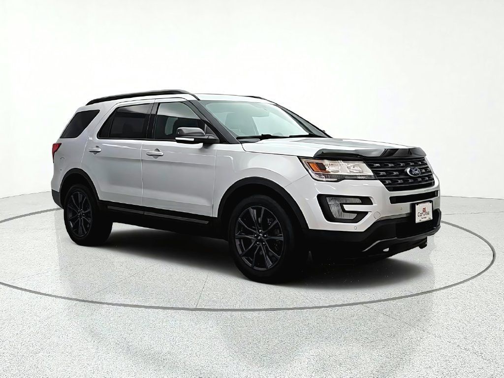Used 2017 Ford Explorer XLT w/ Equipment Group 202A AWD/4WD image 9