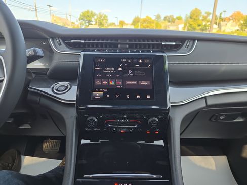 Used 2023 Jeep Grand Cherokee Altitude image 24