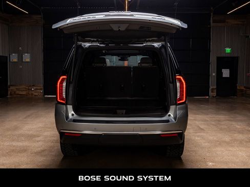 Used 2023 GMC Yukon XL SLT w/ SLT Premium Package image 9