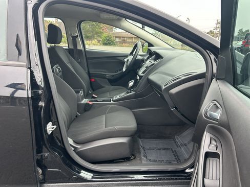 Used 2017 Ford Focus SE FWD image 24