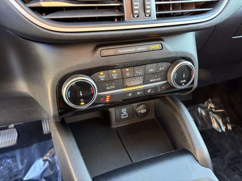 Certified 2022 Ford Escape SE w/ SE Sport Appearance Package image 24