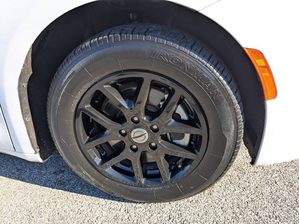 Used 2024 Chrysler Pacifica Touring-L FWD image 15