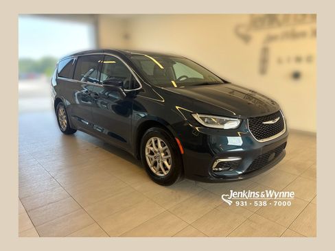 Used 2023 Chrysler Pacifica Touring-L FWD image 1