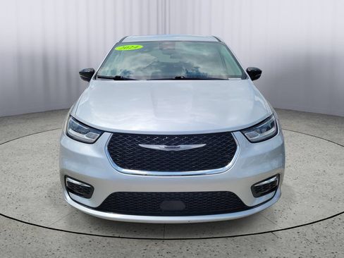Used 2024 Chrysler Pacifica Touring-L FWD image 6