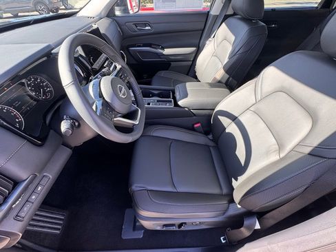 New 2025 Nissan Pathfinder SL image 9